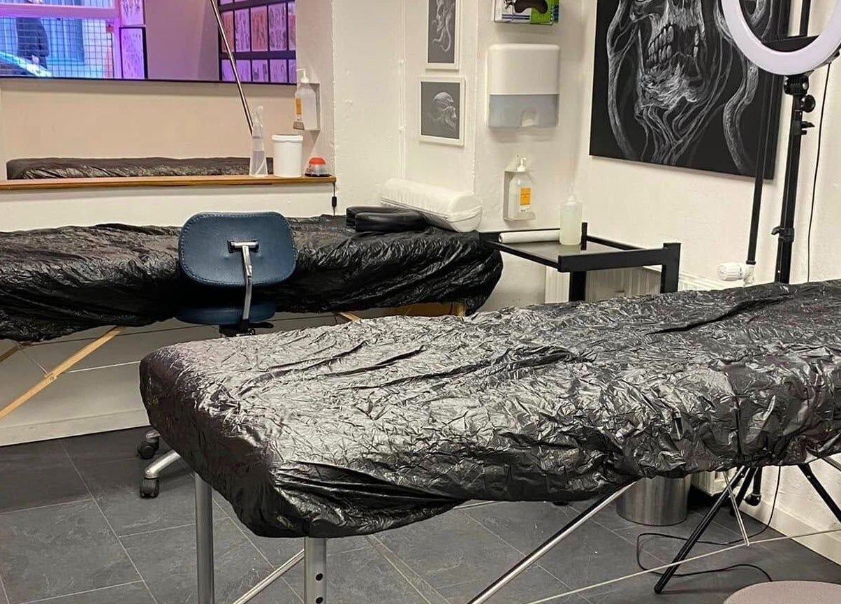 Tatovør station hos Ug Tattoo i København, Denmark, DK. Moderne indretning med sort betræk og professionelt udstyr.