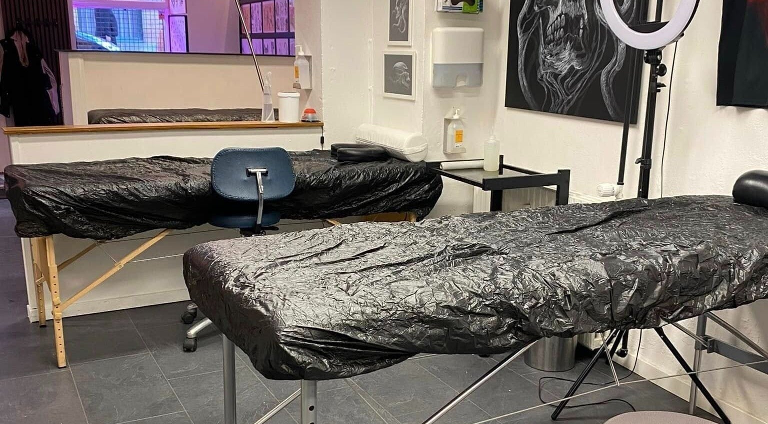 Tatovør station hos Ug Tattoo i København, Denmark, DK. Moderne indretning med sort betræk og professionelt udstyr.