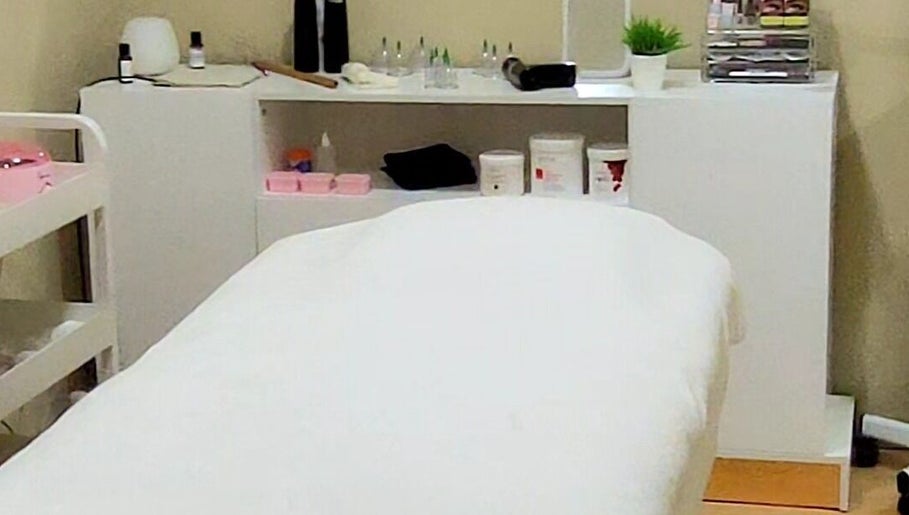 Charlene Massoterapia e Estética. Atende no Salão Lúmini Beauty. صورة 1