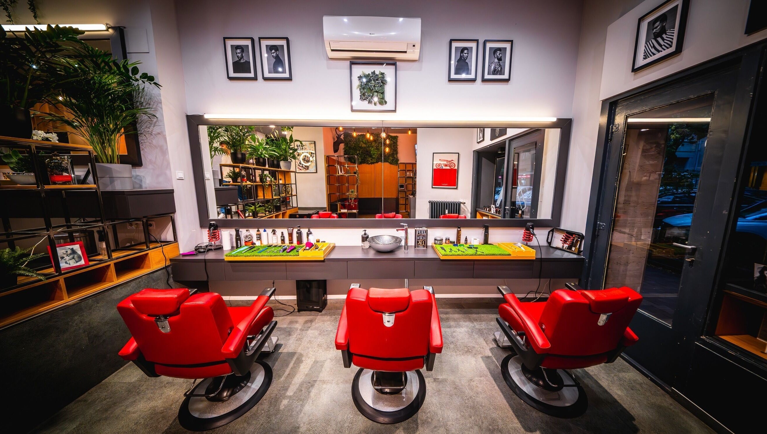 SHAVE & CUT szalon belsője, modern vörös borbélyszékek Budapesten, Magyar, HU.