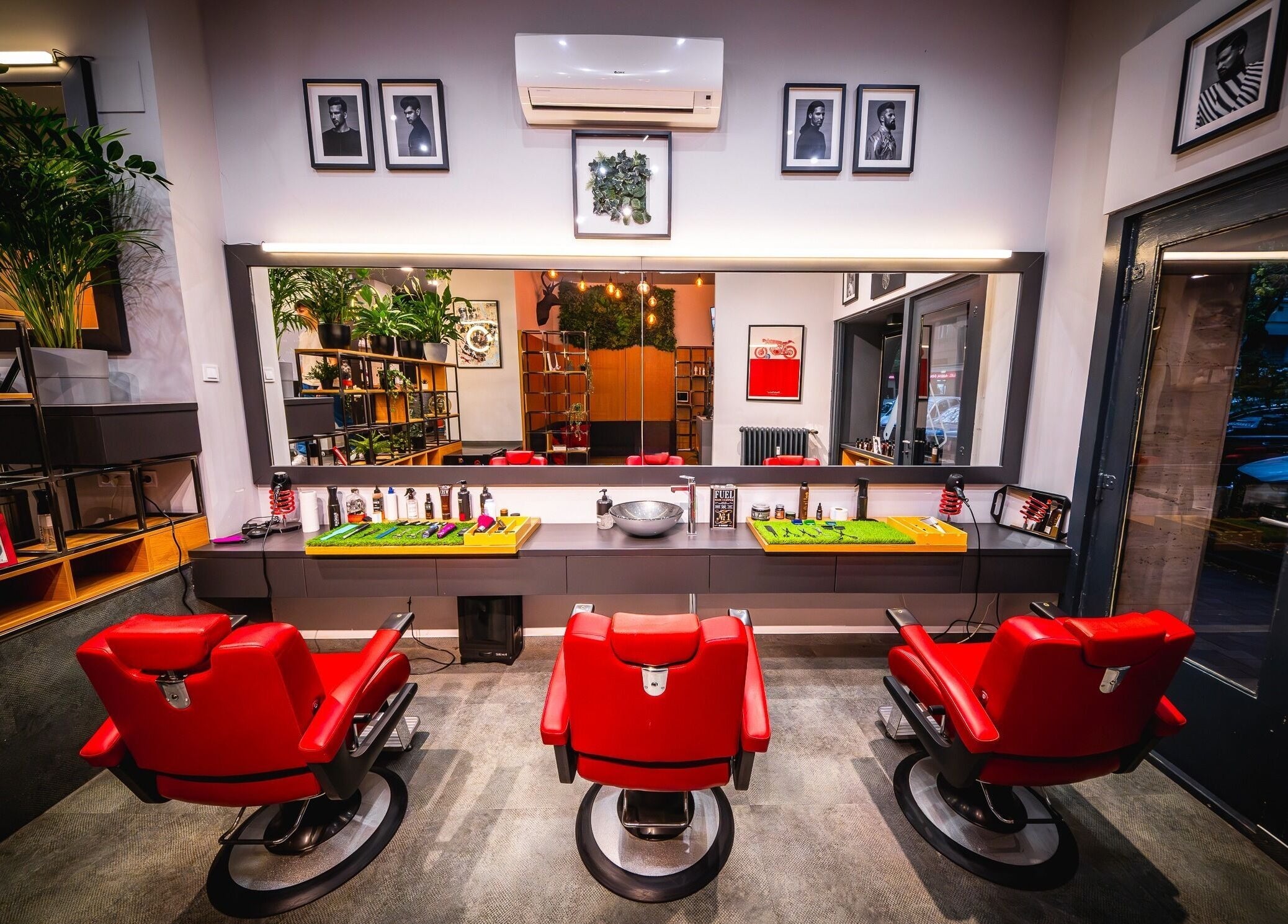 SHAVE & CUT szalon belsője, modern vörös borbélyszékek Budapesten, Magyar, HU.