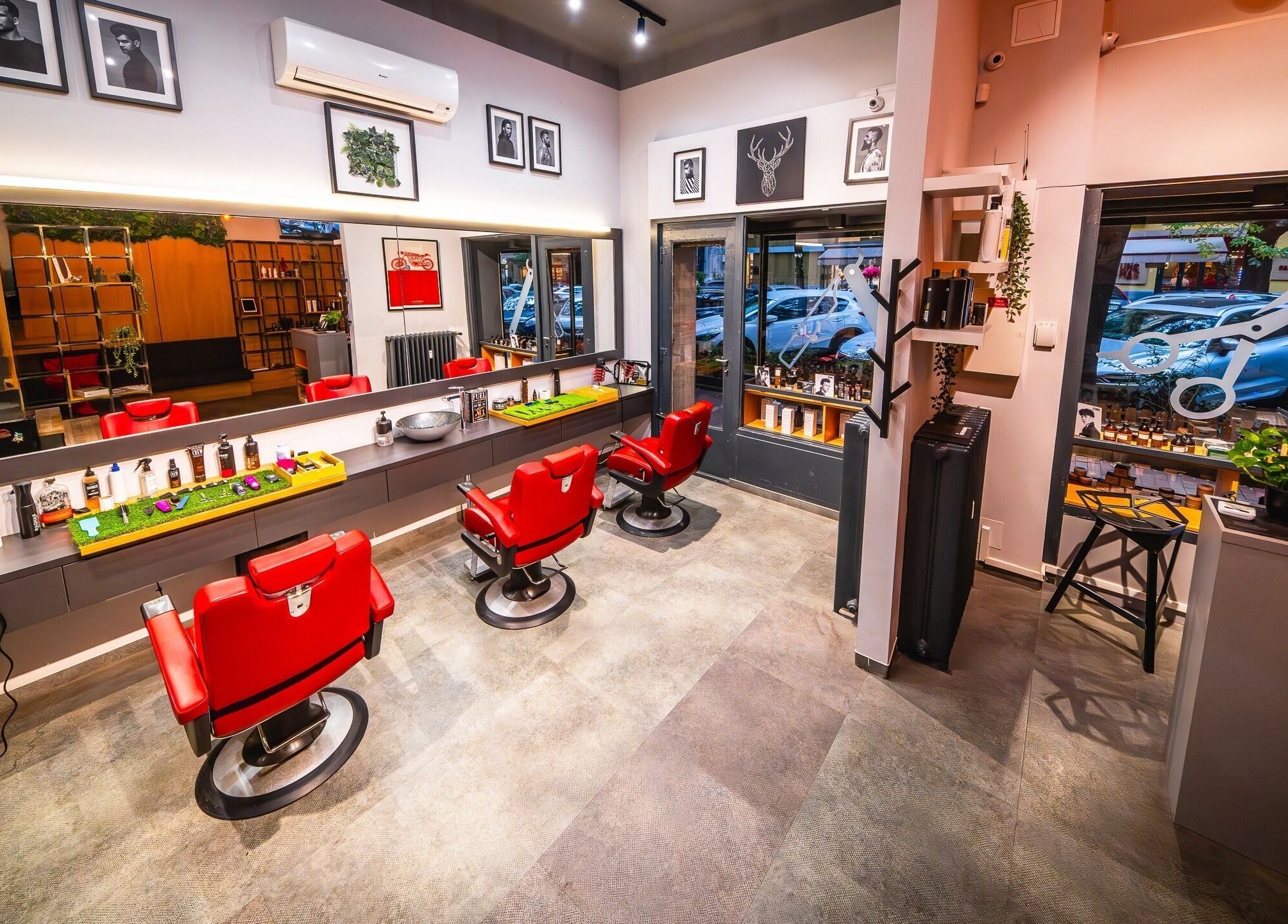 SHAVE & CUT belső tér, modern piros székekkel Budapesten, Magyarországon.