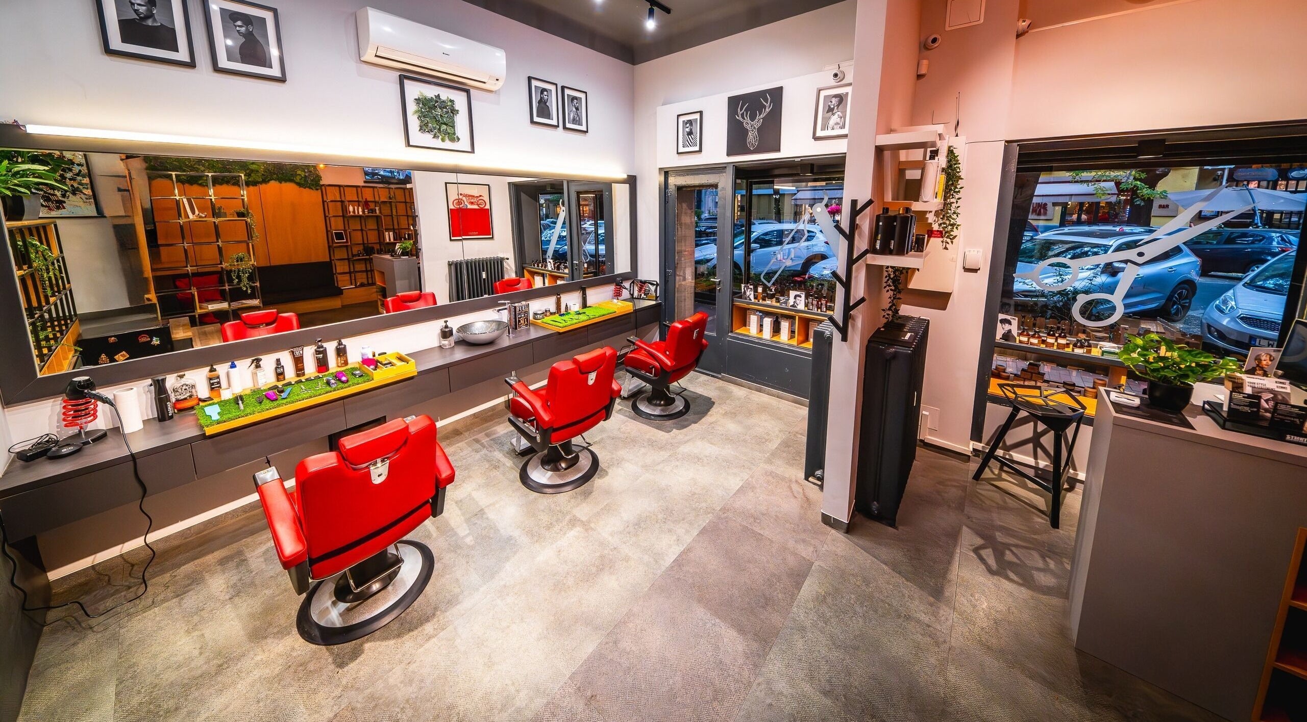 SHAVE & CUT belső tér, modern piros székekkel Budapesten, Magyarországon.