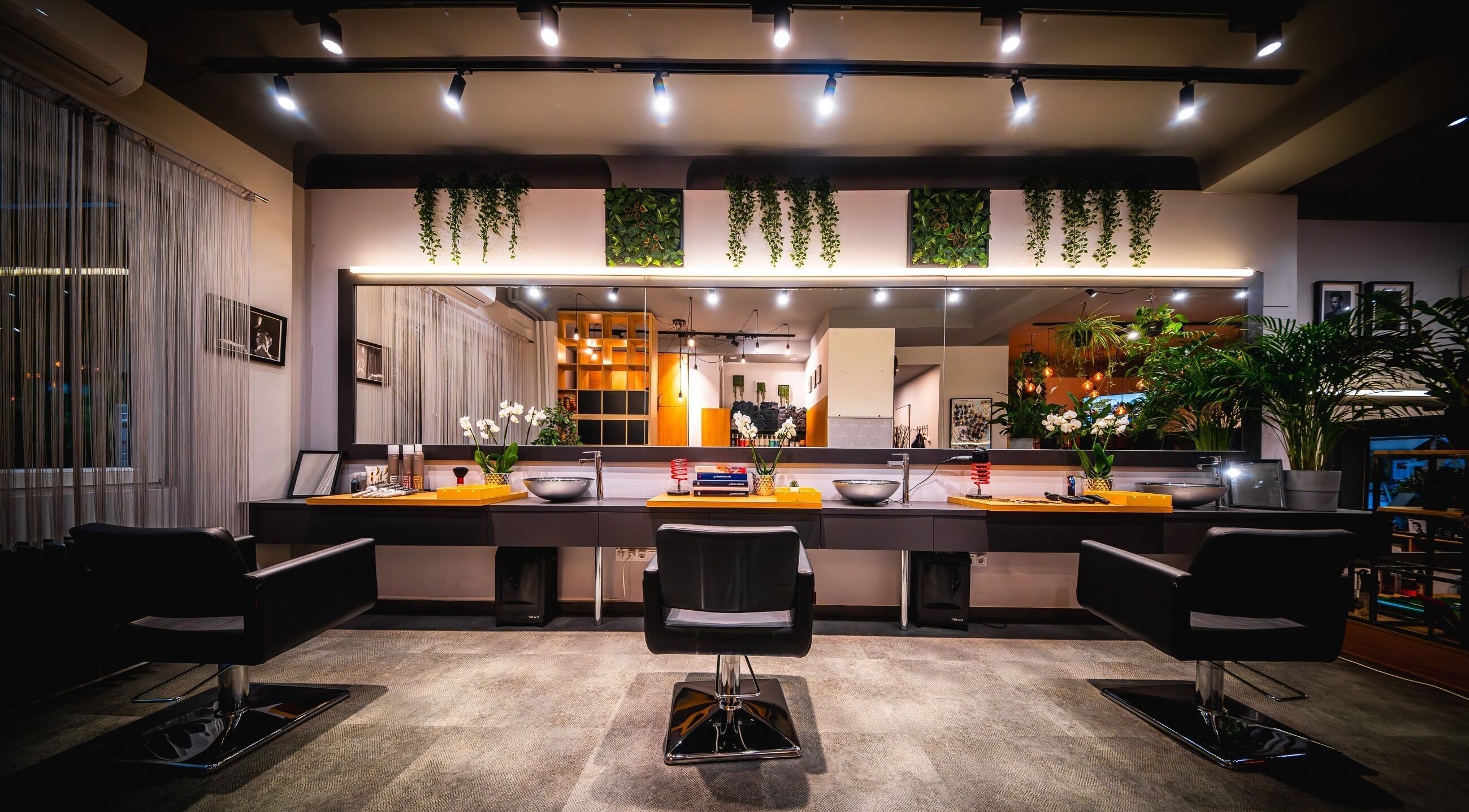 SHAVE & CUT divatos belső tér Budapest, Magyar, HU területén virágokkal és modern berendezéssel.