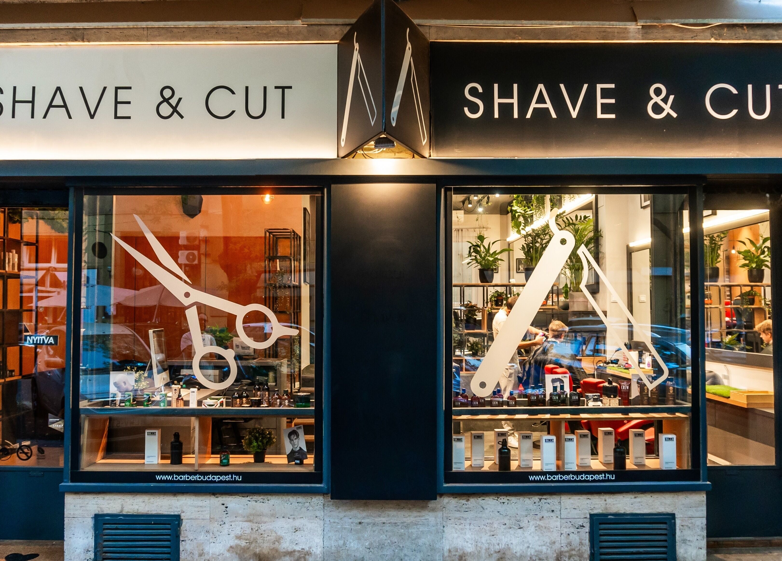 SHAVE & CUT üzlet frontja Budapest, Magyar, HU címen, modern dizájn és belső térrel.