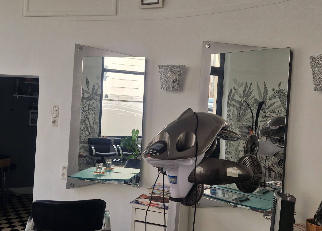 Intérieur moderne de Prestige Coiff. NANTES Salon De Coiffure à Nantes, Pays De La Loire, FR.