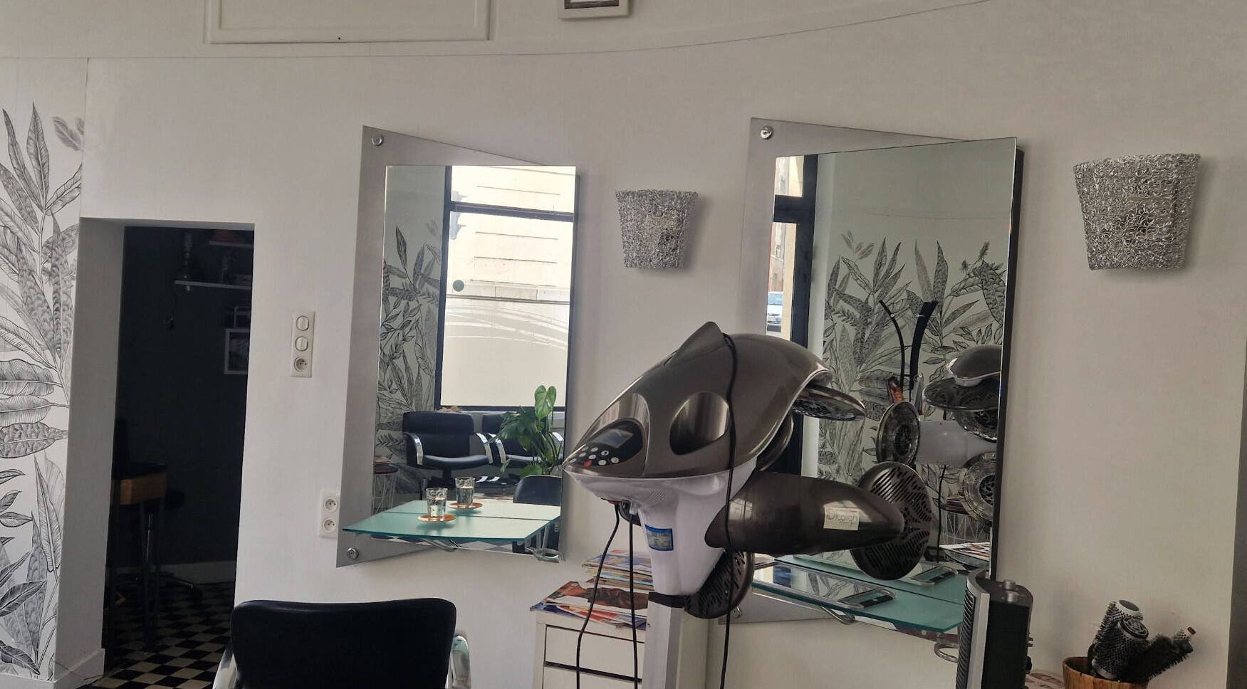 Intérieur moderne de Prestige Coiff. NANTES Salon De Coiffure à Nantes, Pays De La Loire, FR.