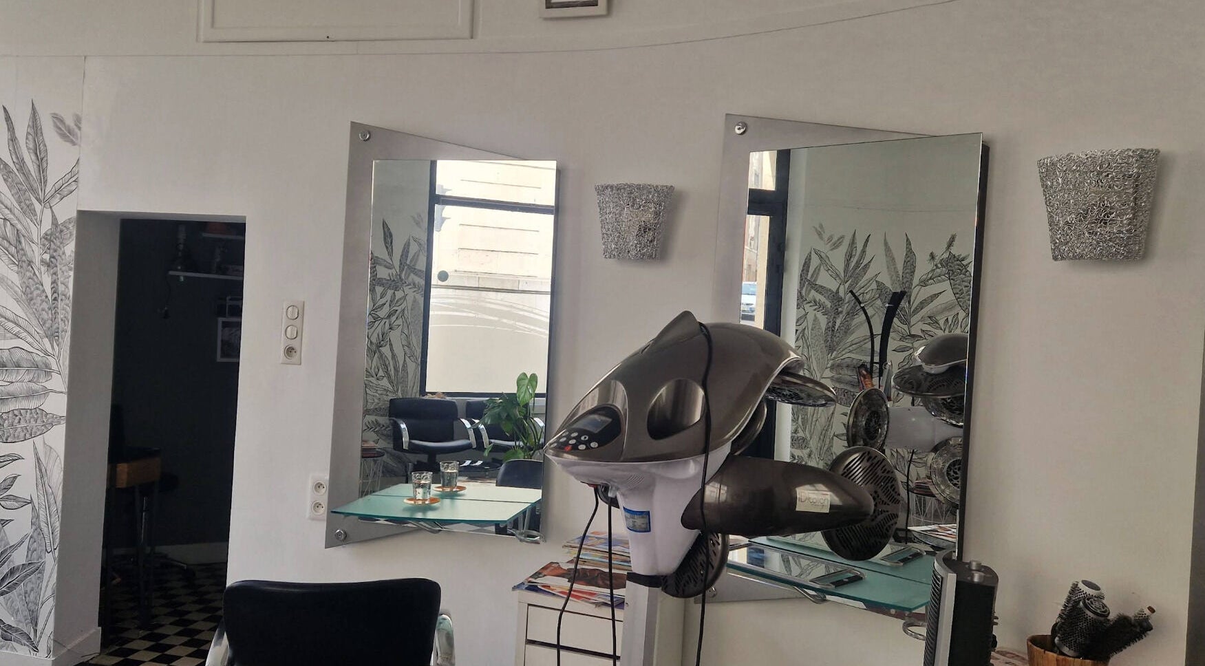 Intérieur moderne de Prestige Coiff. NANTES Salon De Coiffure à Nantes, Pays De La Loire, FR.