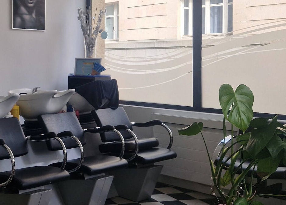 L'intérieur moderne et stylé du Prestige Coiff. NANTES Salon De Coiffure à Nantes, Pays De La Loire, FR.