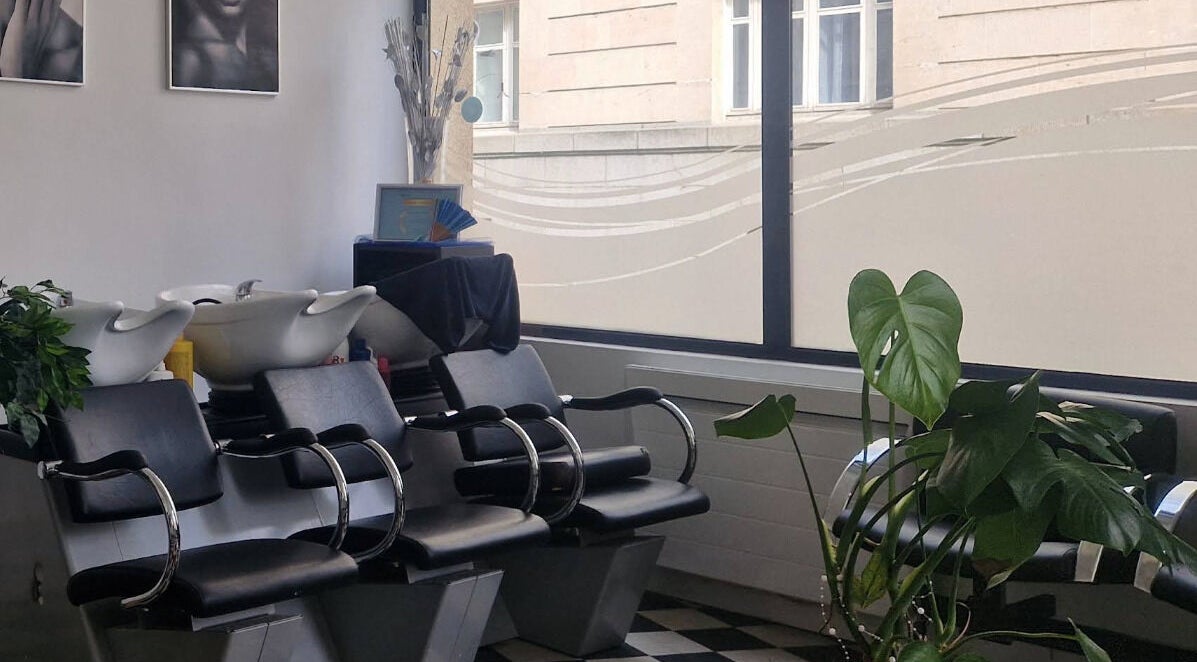 L'intérieur moderne et stylé du Prestige Coiff. NANTES Salon De Coiffure à Nantes, Pays De La Loire, FR.