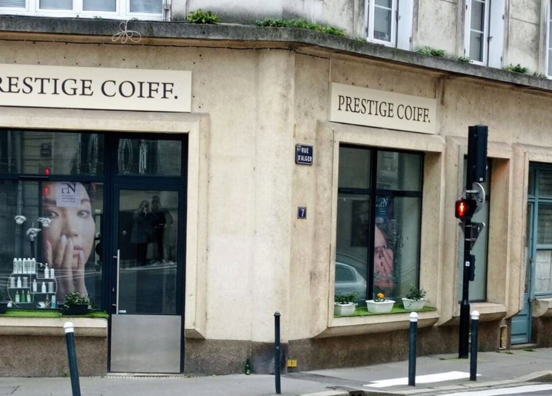 Façade de Prestige Coiff. NANTES Salon De Coiffure à Nantes, Pays De La Loire, FR sur une rue animée.
