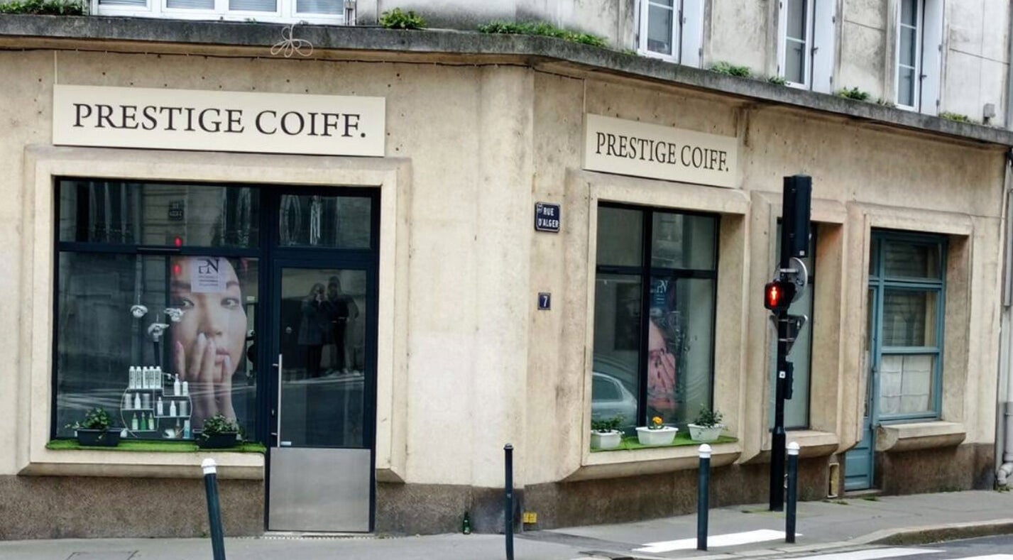 Façade de Prestige Coiff. NANTES Salon De Coiffure à Nantes, Pays De La Loire, FR sur une rue animée.