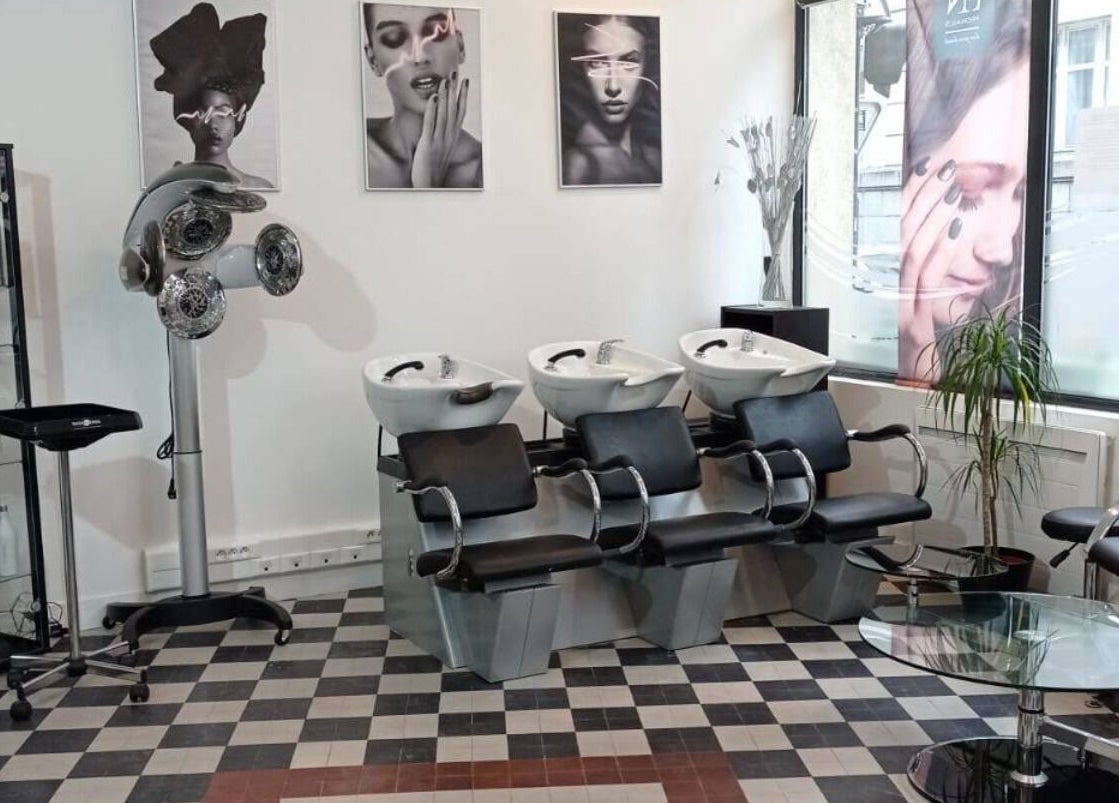 Intérieur élégant du Prestige Coiff. NANTES Salon De Coiffure à Nantes, Pays De La Loire, FR.