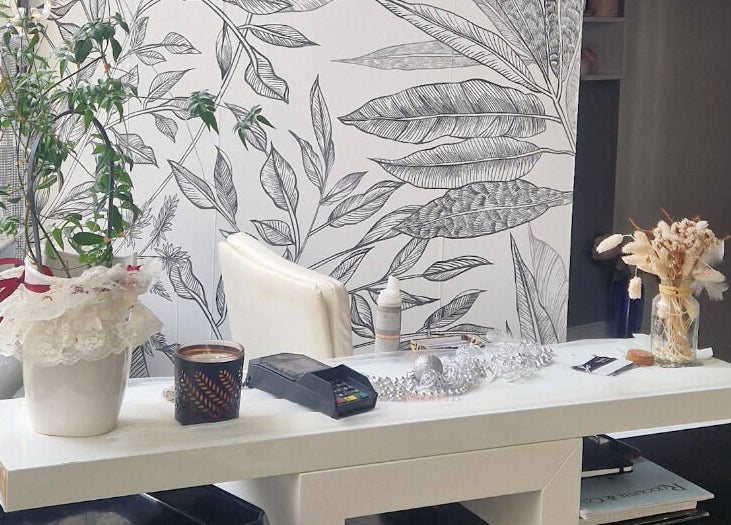 Coin décoratif du Prestige Coiff. NANTES Salon De Coiffure à Nantes, Pays De La Loire, FR, avec plantes et fleurs.