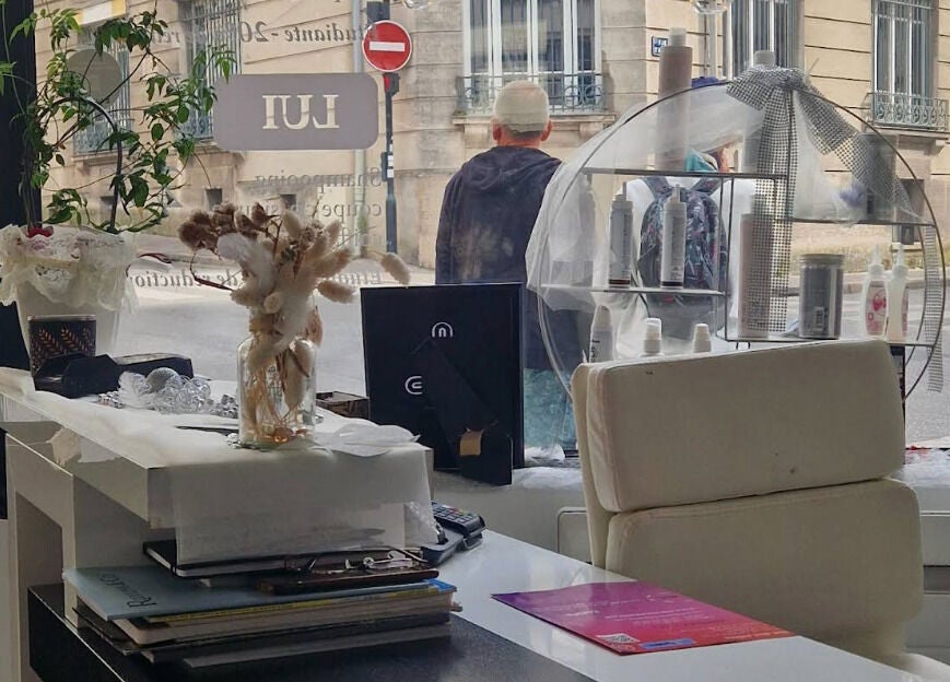 Vue intérieure du Prestige Coiff. NANTES Salon De Coiffure, Nantes, Pays De La Loire, avec décor moderne.