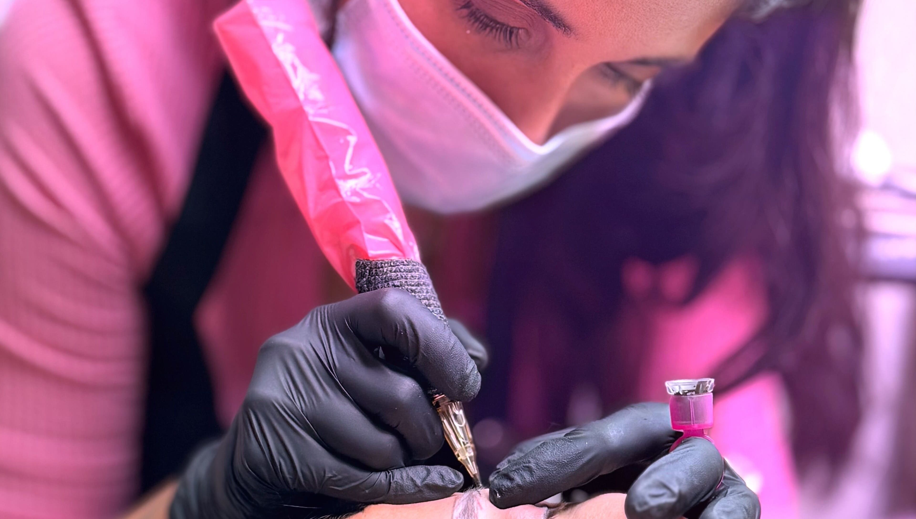 Técnico de Irina Micropigmentación en Llucmajor, Illes Balears, ES, aplicando micropigmentación de cejas.