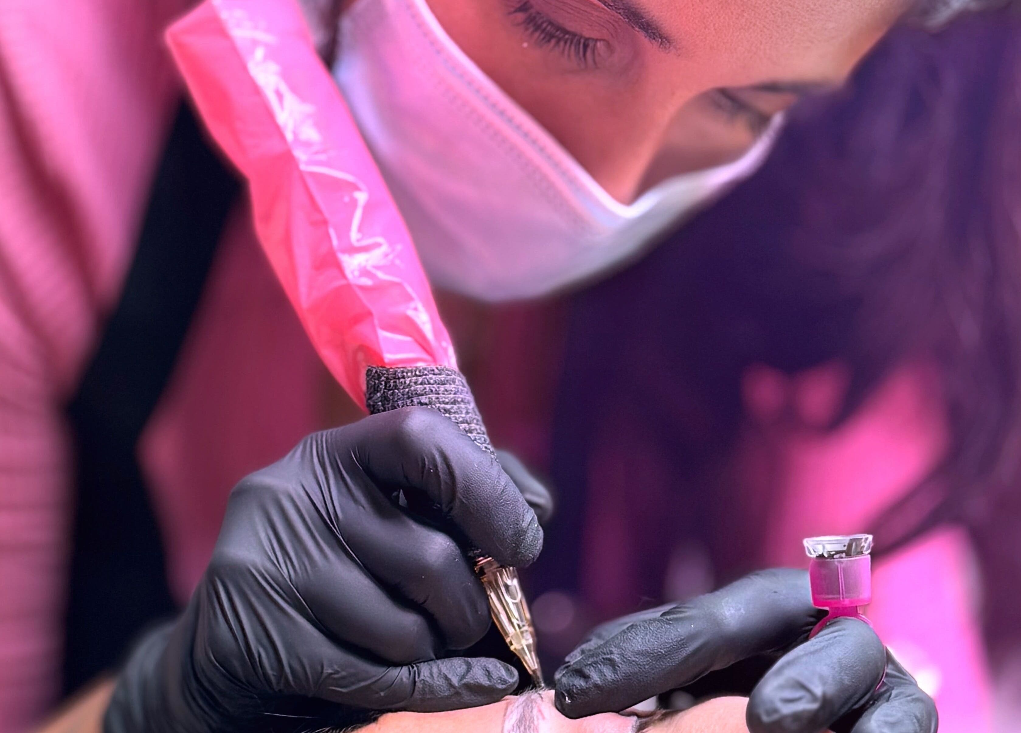 Técnico de Irina Micropigmentación en Llucmajor, Illes Balears, ES, aplicando micropigmentación de cejas.