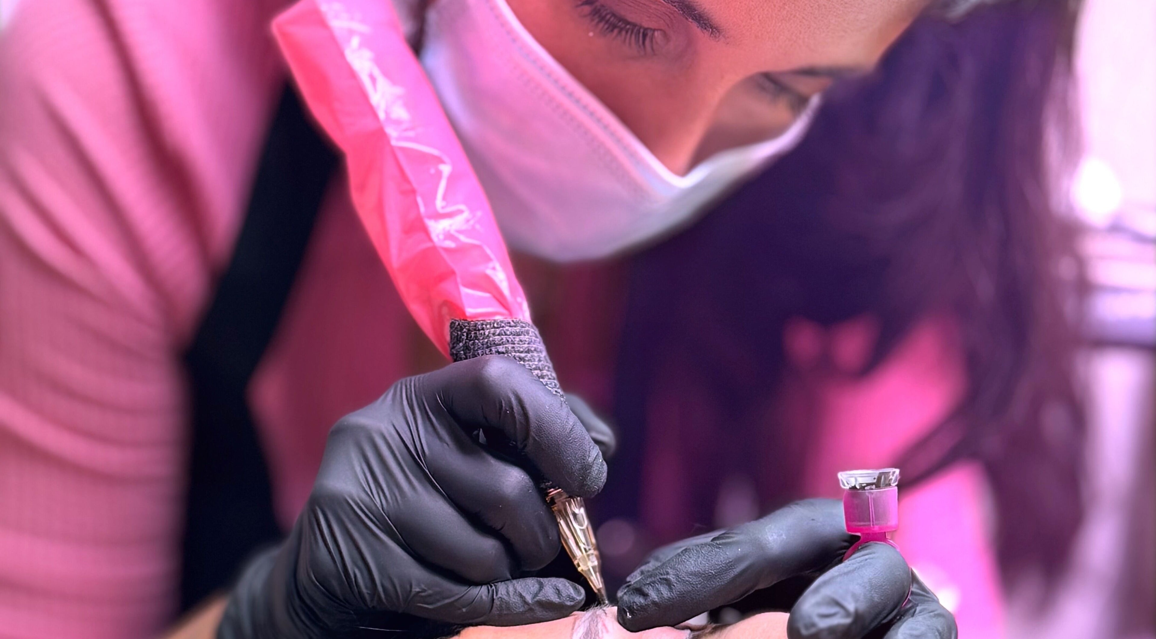 Técnico de Irina Micropigmentación en Llucmajor, Illes Balears, ES, aplicando micropigmentación de cejas.