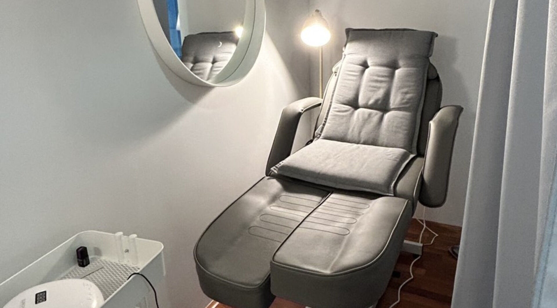 Eleganten masažni stol v Beauty&Nails Manikura Nova Gorica, Nova Gorica, Goriška, SI.