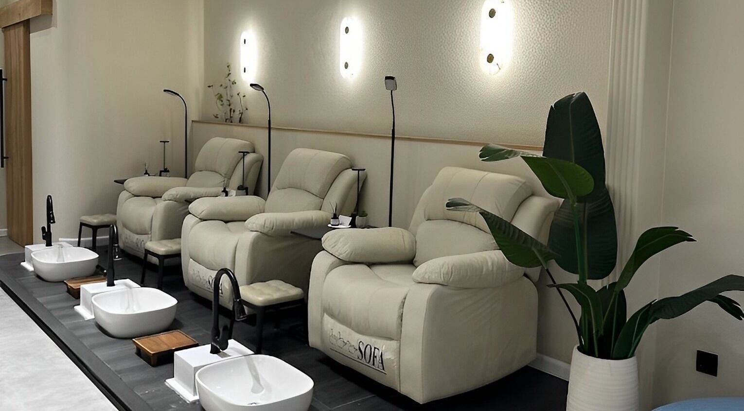 Luxurious pedicure chairs at AYA BEAUTY, الدمام, المنطقة الشرقية, SA for a premium spa experience.