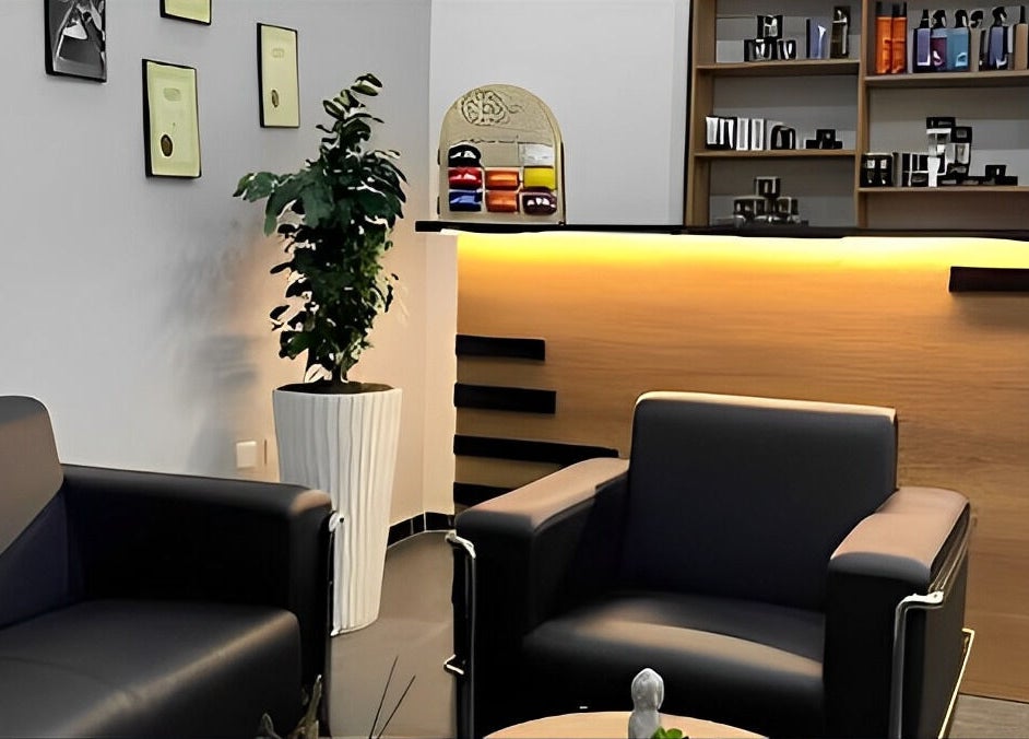 Cozy lounge area in Barbershop, Durrës, Qarku I Durrësit, AL with leather chairs and a modern reception area.