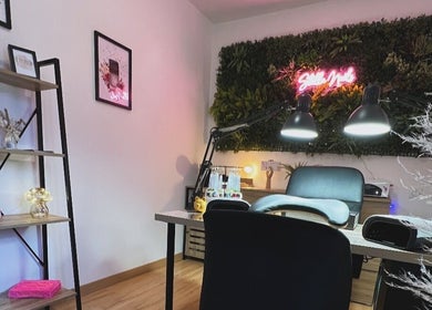 Intérieur élégant de Stella Nails à Bacilly, Normandie, FR, avec décor moderne et mur végétalisé.