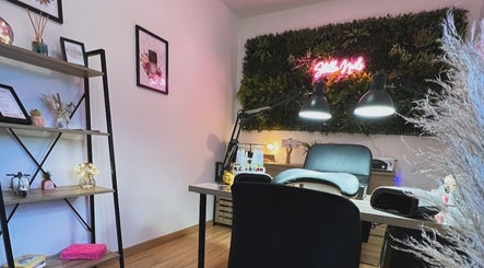Intérieur élégant de Stella Nails à Bacilly, Normandie, FR, avec décor moderne et mur végétalisé.
