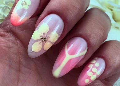 Design floral pastel sur ongles chez Stella Nails, Bacilly, Normandie, FR, élégant et raffiné.