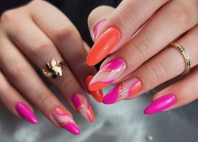 Manucure colorée et élégante à Stella Nails, Bacilly, Normandie, FR. Design moderne et vibrant.