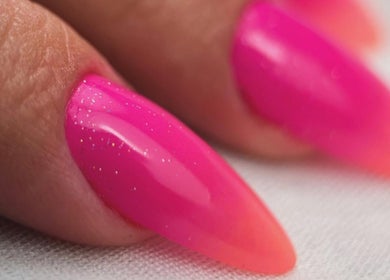 Vernis rose vif à Stella Nails, Bacilly, Normandie, FR, mettant en valeur des ongles élégants.