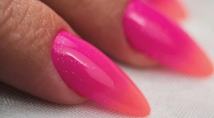 Vernis rose vif à Stella Nails, Bacilly, Normandie, FR, mettant en valeur des ongles élégants.