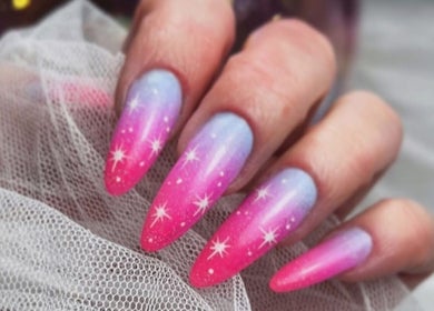 Ongles dégradés rose et bleu avec étoiles à Stella Nails, Bacilly, Normandie, FR.