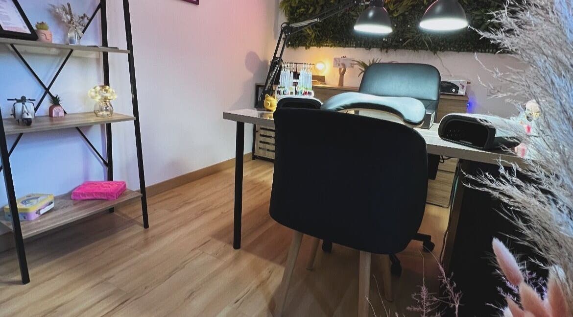 Table de manucure élégante chez Stella Nails, Bacilly, Normandie, FR, équipée pour des soins professionnels.