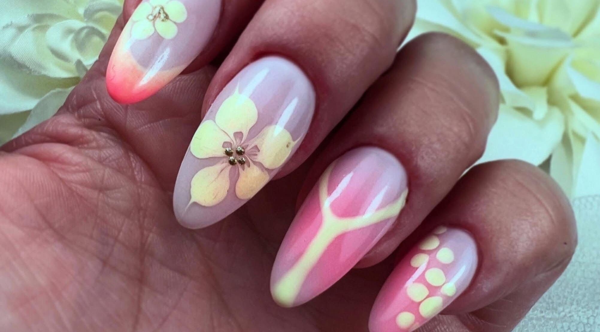 Nail art floral pastel chez Stella Nails, Bacilly, Normandie, FR. Design élégant avec motifs de fleurs délicates.