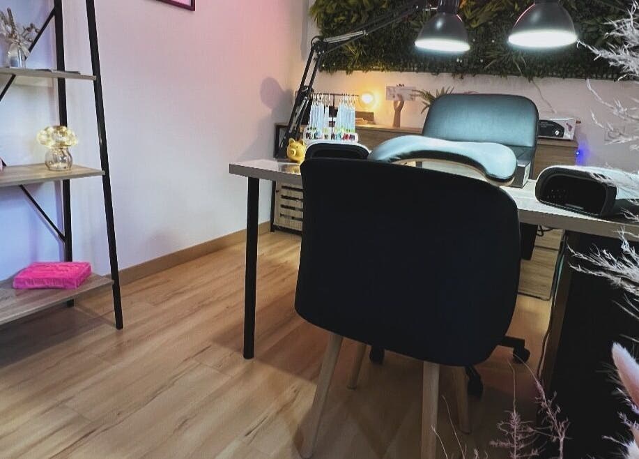 Intérieur élégant de Stella Nails à Bacilly, Normandie, FR, avec un bureau moderne et décorations raffinées.