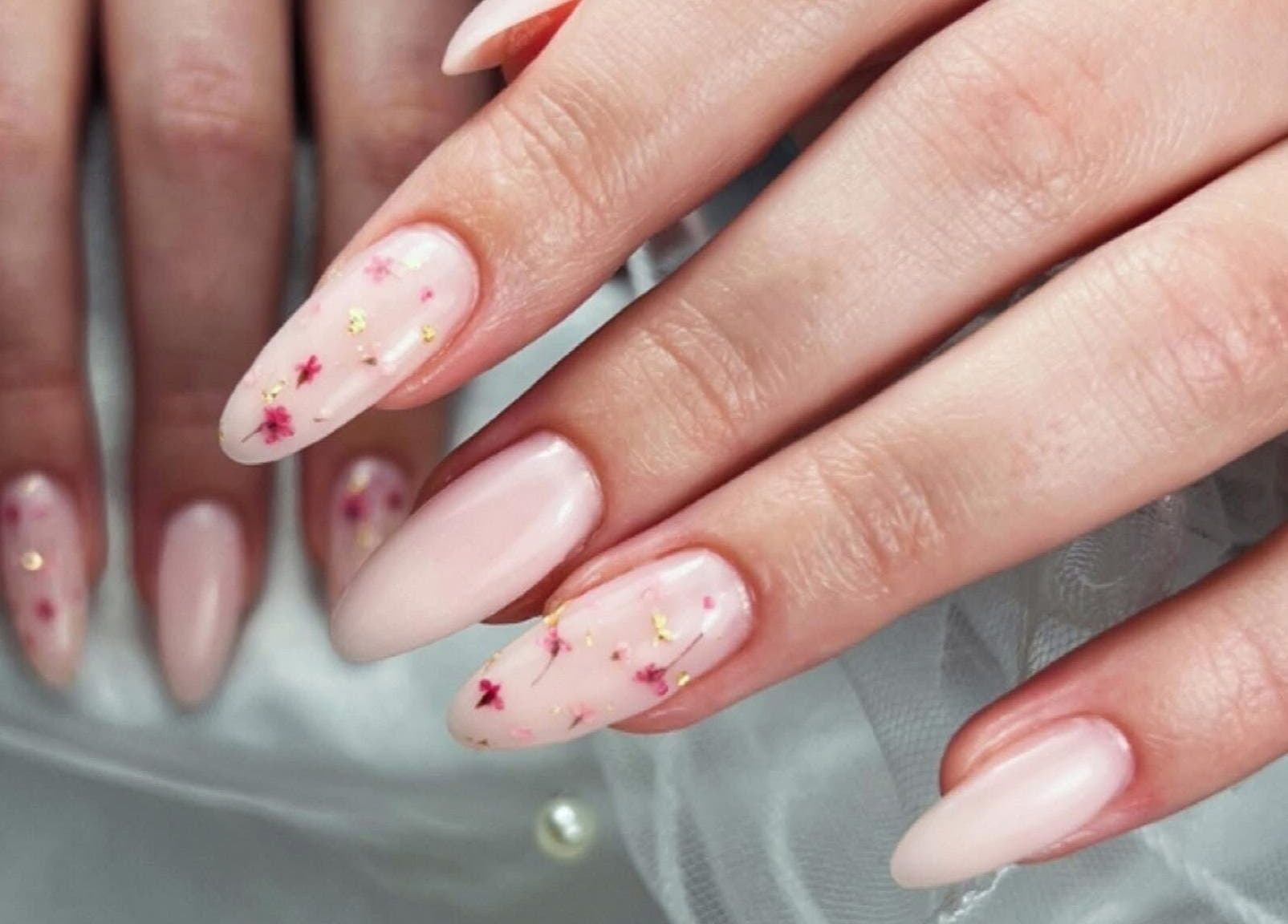 Manucure raffinée avec fleurs délicates chez Stella Nails, Bacilly, Normandie, FR.