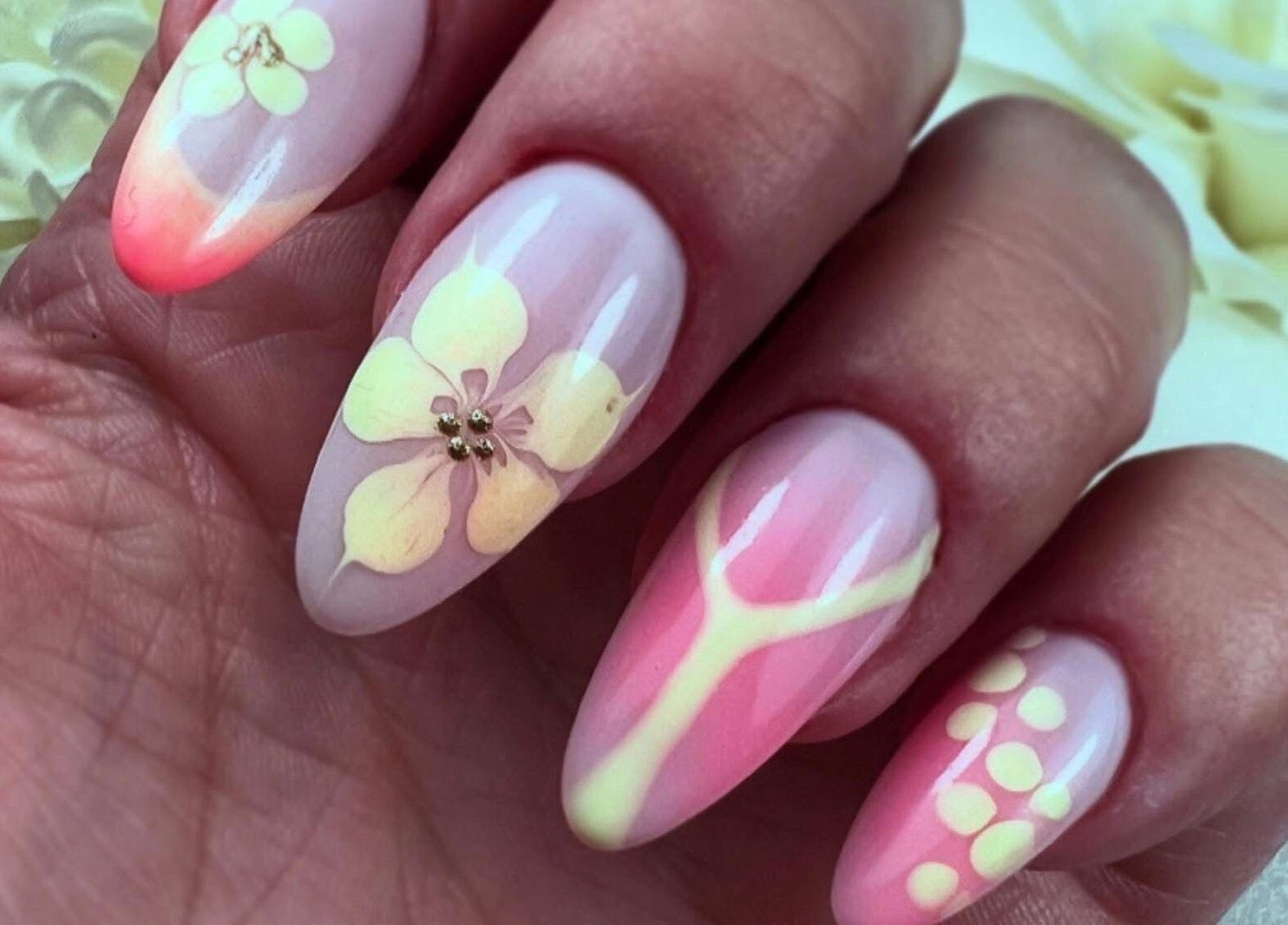 Nail art floral élégant à Stella Nails, Bacilly, Normandie, FR. Design raffiné et coloré.