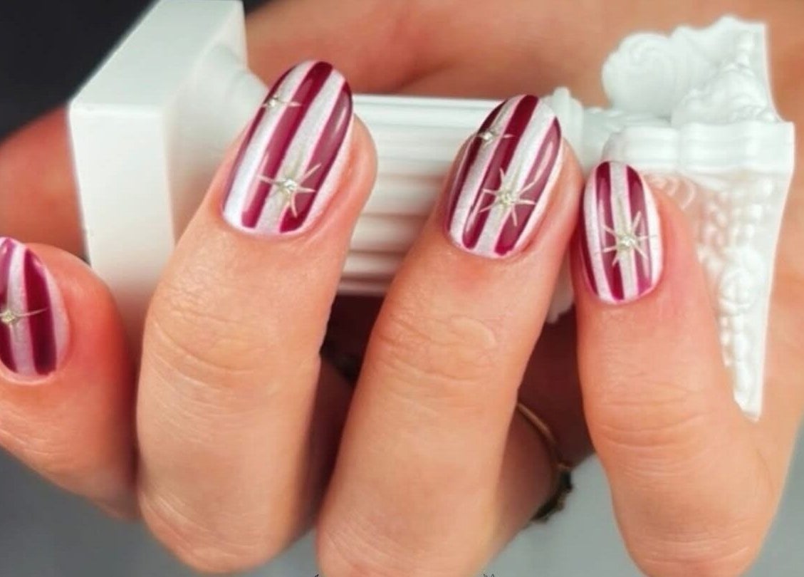 Nail art élégant avec rayures et étoiles à Stella Nails, Bacilly, Normandie, FR.