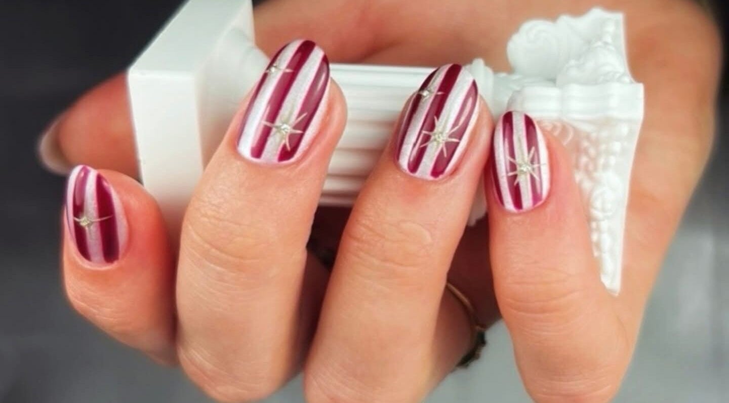 Nail art élégant avec rayures et étoiles à Stella Nails, Bacilly, Normandie, FR.
