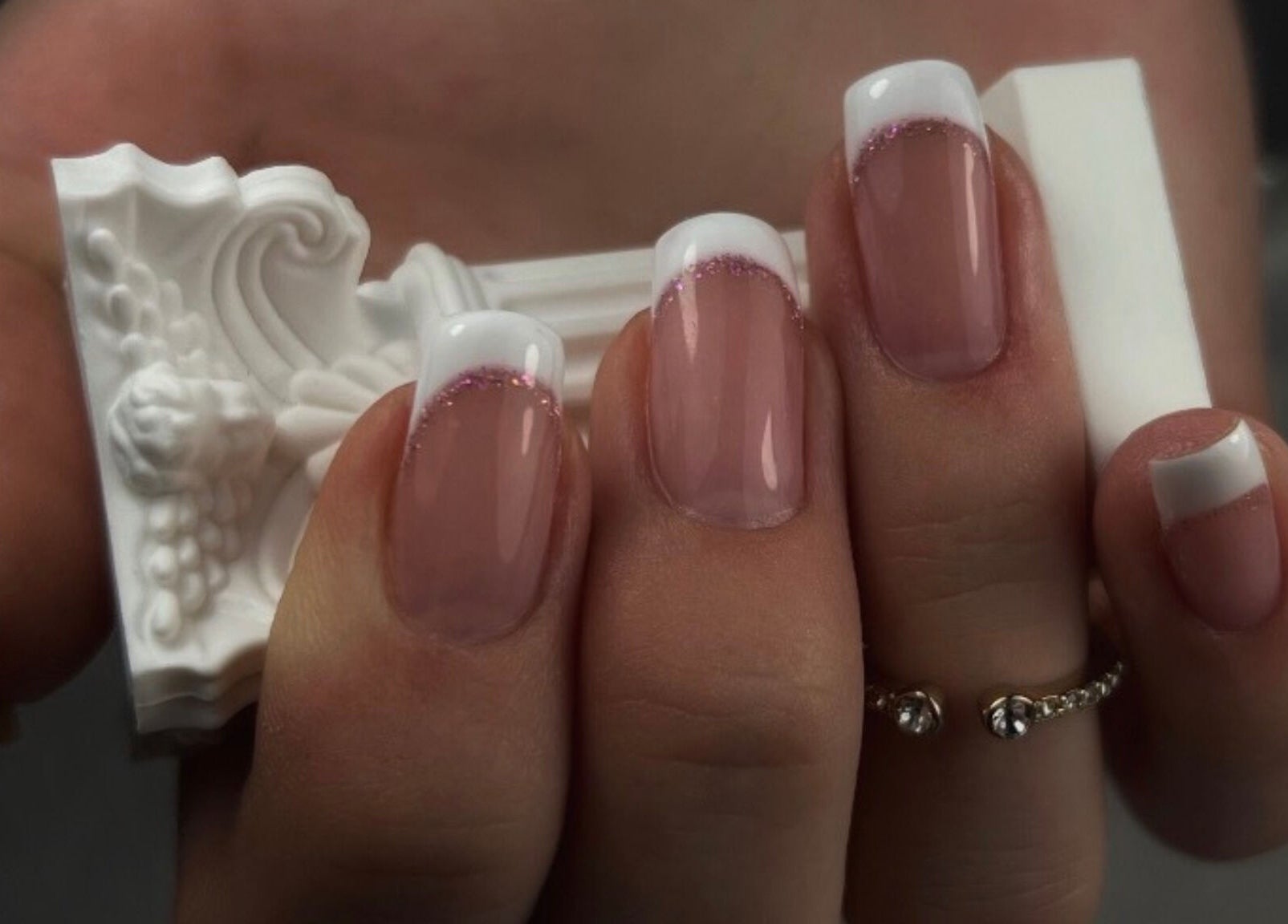 Manucure française exquise chez Stella Nails, Bacilly, Normandie, FR.