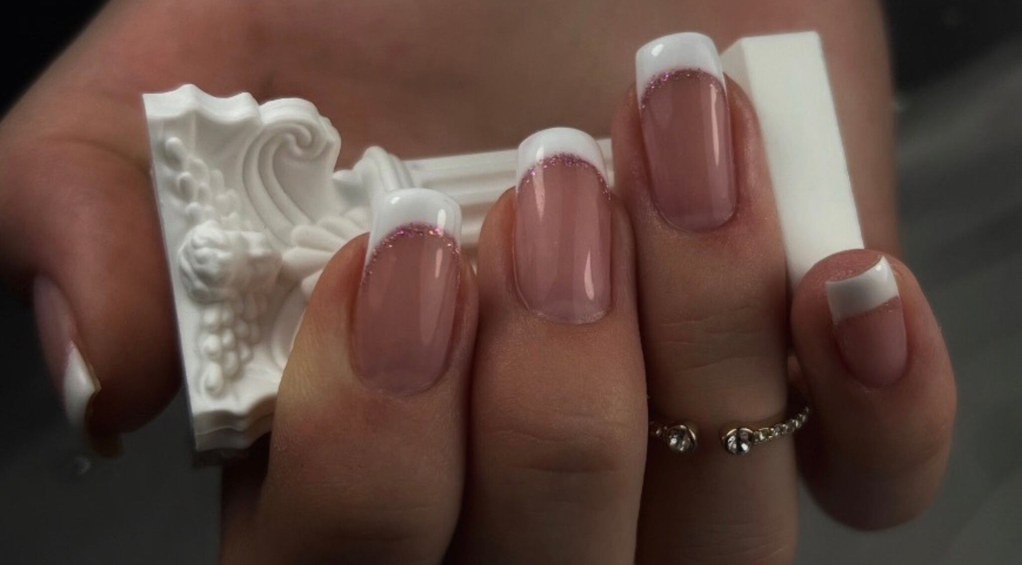 Manucure française exquise chez Stella Nails, Bacilly, Normandie, FR.