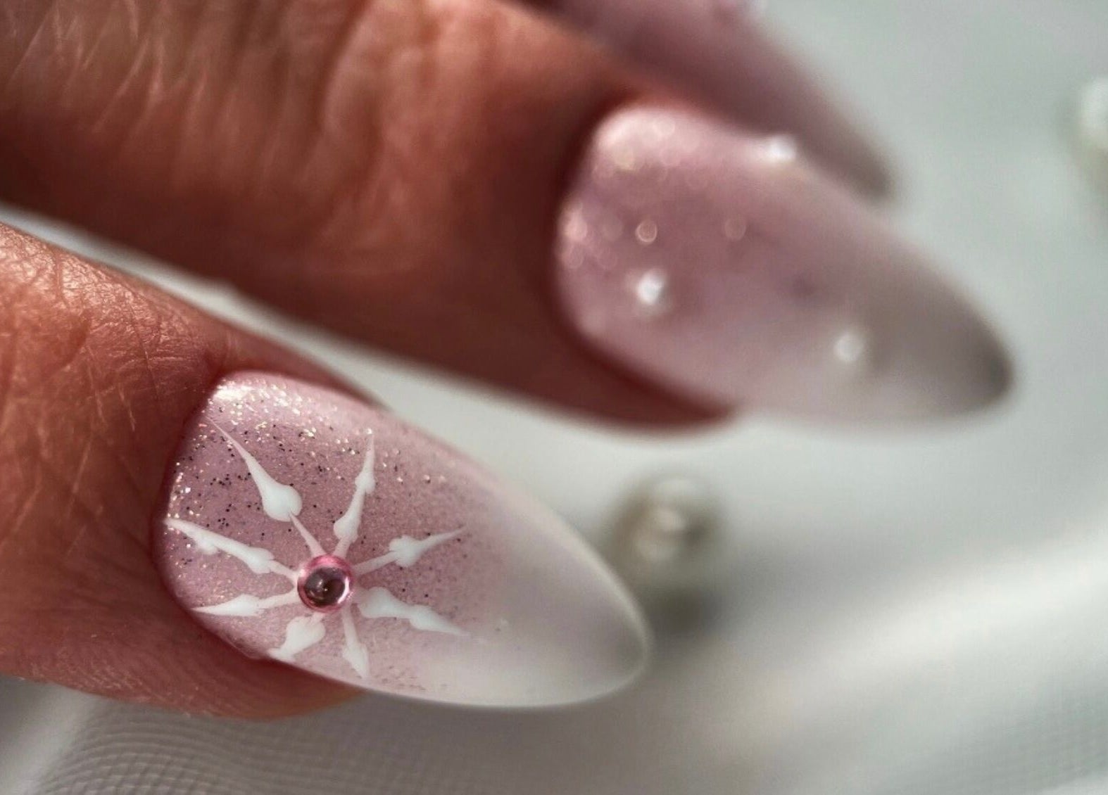 Manucure artistique avec strass à Stella Nails, Bacilly, Normandie, FR.