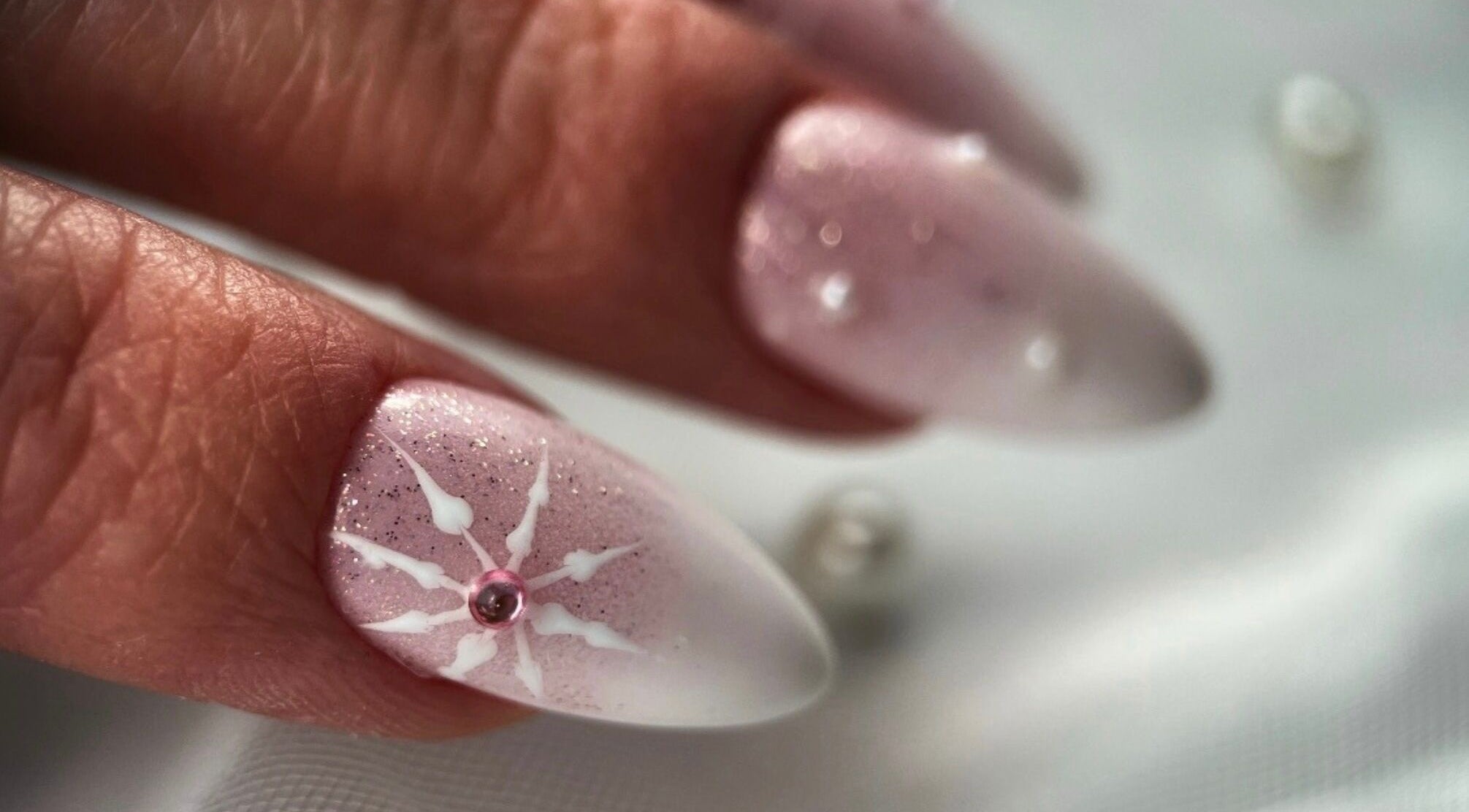 Manucure artistique avec strass à Stella Nails, Bacilly, Normandie, FR.