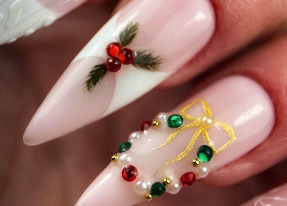 Art ongle de Noël à Stella Nails, Bacilly, Normandie, FR, avec décorations rouges et vertes.