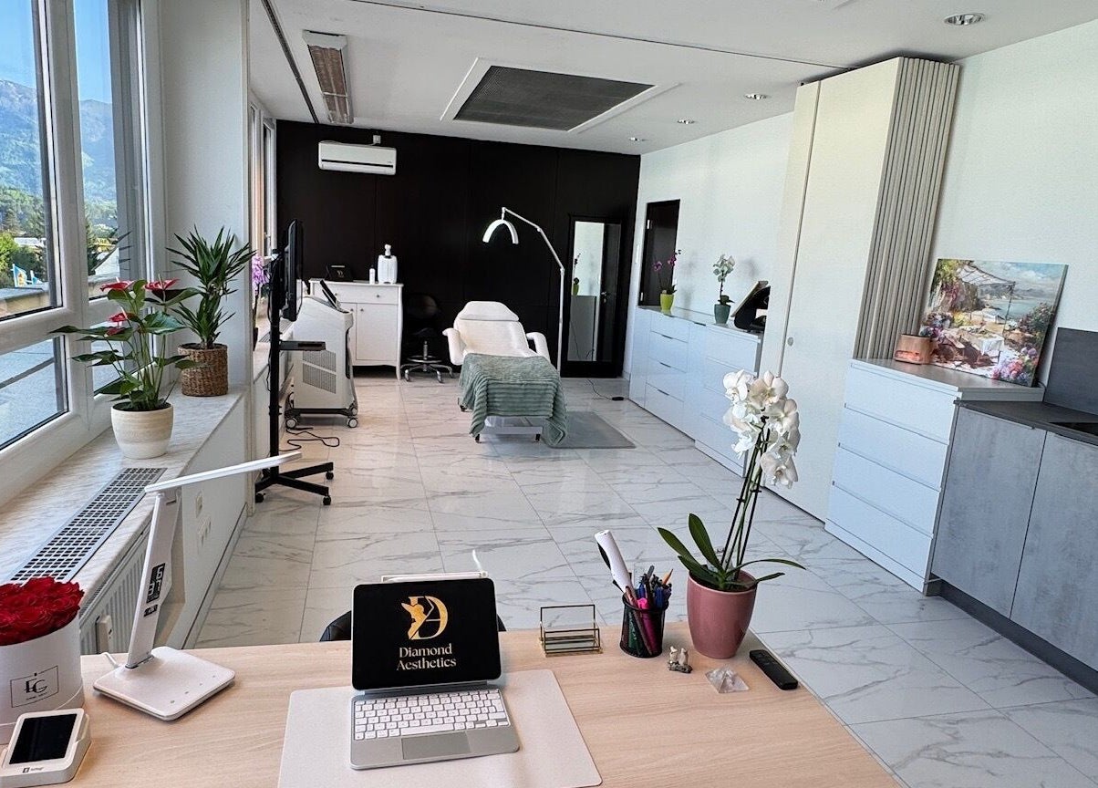 Moderner Behandlungsraum bei Diamond Aesthetics in Villach, Kärnten, AT mit Blick auf die Berge.