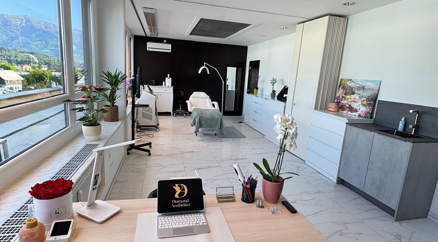 Moderner Behandlungsraum bei Diamond Aesthetics in Villach, Kärnten, AT mit Blick auf die Berge.