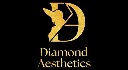 Goldenes Logo von Diamond Aesthetics in Villach, Kärnten, AT auf schwarzem Hintergrund.