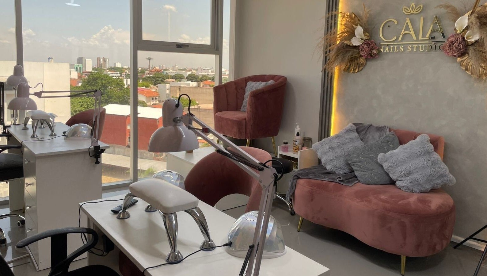 Interior moderno de Cala Nails Studio, Santa Cruz De La Sierra, con vista panorámica y decoración elegante.