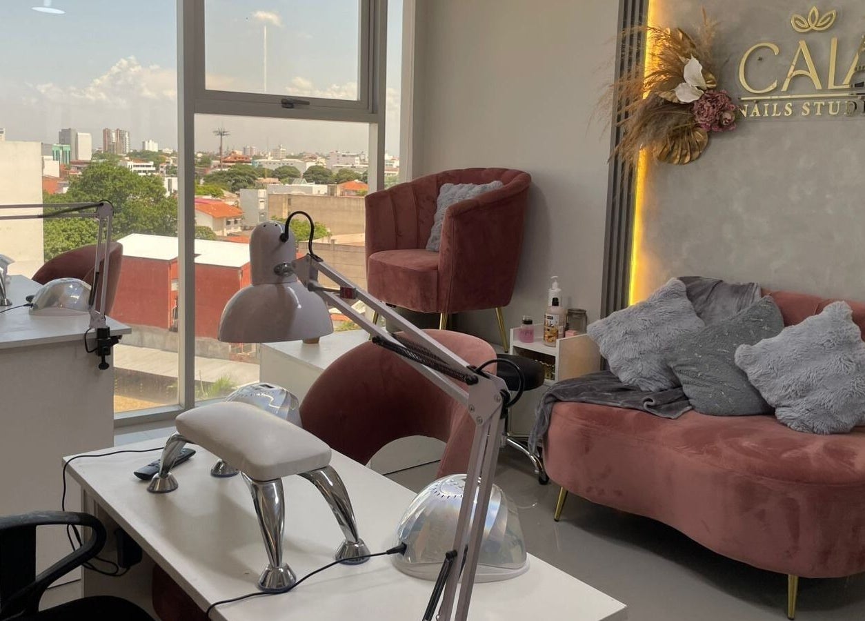 Interior moderno de Cala Nails Studio, Santa Cruz De La Sierra, con vista panorámica y decoración elegante.