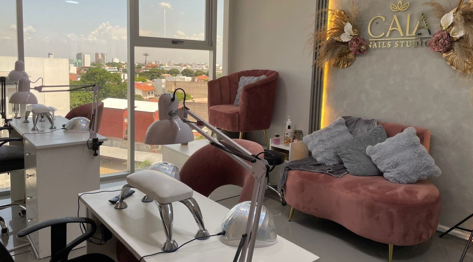 Interior moderno de Cala Nails Studio, Santa Cruz De La Sierra, con vista panorámica y decoración elegante.